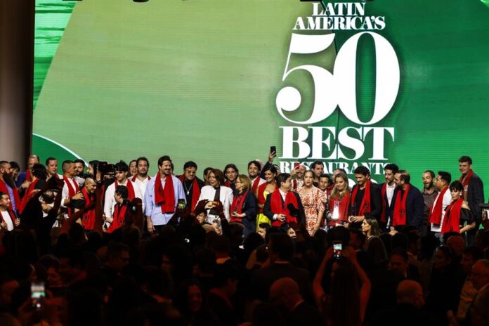 Participantes posan durante la premiación de los Latin America´s 50 best restaurants 2023 Participantes posan durante la premiación de los Latin America´s 50 best restaurants 2023