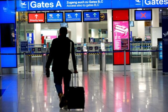 Pasajero en Alemania Los viajes por Acción de Gracias aumentan y llegarían casi al nivel prepandémico.