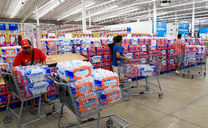Personas adquieren productos en la reapertura de una tienda de autoservicio hoy, tras el paso del huracán Otis (2)