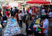 Personas afectadas por el huracán Otis hacen fila para recibir comida (4)