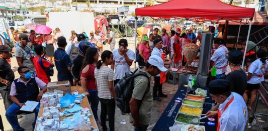 Personas afectadas por el huracán Otis hacen fila para recibir comida (4)