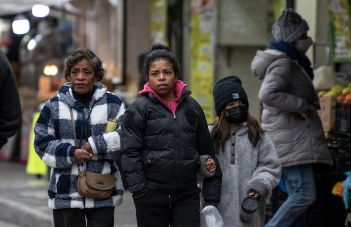 Personas caminan abrigadas debido al descenso de la temperatura hoy, en la ciudad de Saltillo (1)