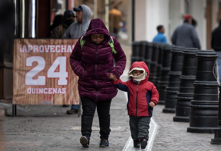 Personas caminan abrigadas debido al descenso de la temperatura hoy, en la ciudad de Saltillo (2)