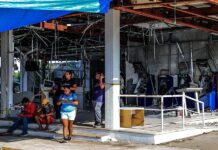 Familiares de desaparecidos por huracán Otis piden más acciones: “Se nos paró la vida” Personas esperan en un edificio afectado por el paso del huracán Otis