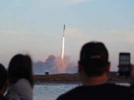 Personas observan el despegue del cohete Starship, hoy en la ciudad de Matamoros