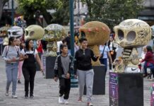 Más de 120 calaveras componen la mayor exhibición pública del Día de Muertos en México