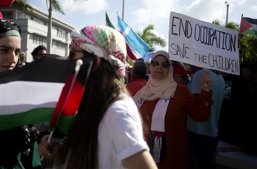 Personas parte de varias organizaciones unidas bajo la Red de Solidaridad con Palestina marchan para denunciar los ataques a Palestina (1)