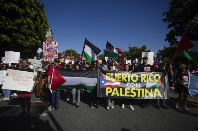 Personas parte de varias organizaciones unidas bajo la Red de Solidaridad con Palestina marchan para denunciar los ataques a Palestina (3)
