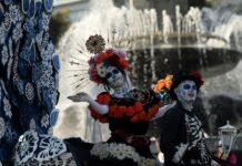 Festividades por Día de Muertos terminan con mega desfile de calaveras en Ciudad de México Personas participan en el gran desfile de Día de Muertos hoy, en Ciudad de México (1)