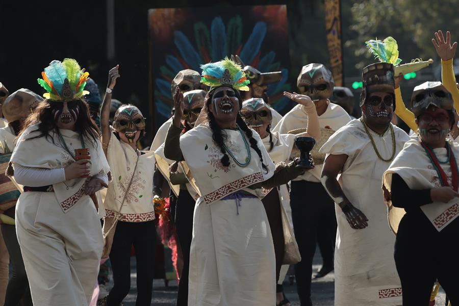 Personas participan en el gran desfile de Día de Muertos hoy, en Ciudad de México (5)