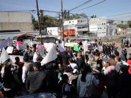 Personas protestan hoy a la llegada del presidente Andrés Manuel López Obrador (4)