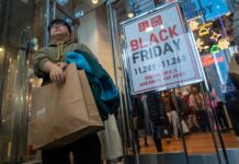 El Black Friday llena las calles entre expectativas de mayor gasto Personas realizan compras durante una jornada de descuentos debido al conocido 'Black Friday'