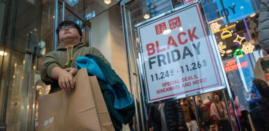 Personas realizan compras durante una jornada de descuentos debido al conocido 'Black Friday'