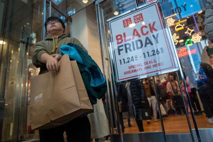 Personas realizan compras durante una jornada de descuentos debido al conocido 'Black Friday' Personas realizan compras durante una jornada de descuentos debido al conocido 'Black Friday'