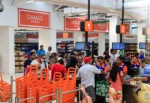 Reabren los primeros cuatro supermercados en Acapulco tras el huracán Otis en México Personas hacen fila para adquirir productos en una tienda de autoservicio hoy, tras el paso del huracán Otis.