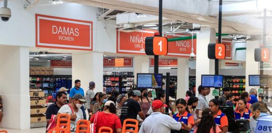 Personas hacen fila para adquirir productos en una tienda de autoservicio hoy, tras el paso del huracán Otis.