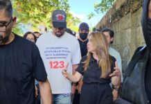Romeo Santos recorre un sector de la capital dominicana afectado por las lluvias Romeo Santos