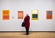 La National Gallery rescata el camino de Rothko a sus inconfundibles rectángulos Una visitante del edificio este de la Galería Nacional de Arte asiste a una vista previa de la exposición 'Mark Rothko.
