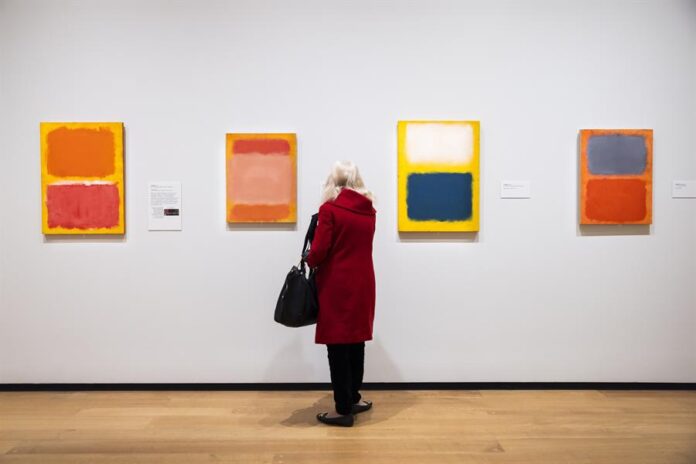 Una visitante del edificio este de la Galería Nacional de Arte asiste a una vista previa de la exposición 'Mark Rothko.