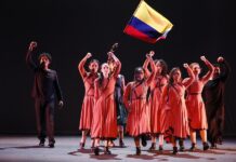 Sale el sol" para que la verdad sobre el conflicto armado en Colombia pueda "brillar Puños en alza y una gran bandera colombiana ondeando alto en manos de la narradora, una mujer desplazada, creó el momento más especial de la obra, llenando de emoción y dejando sin aliento al imponente teatro en el que no había ni una silla libre.