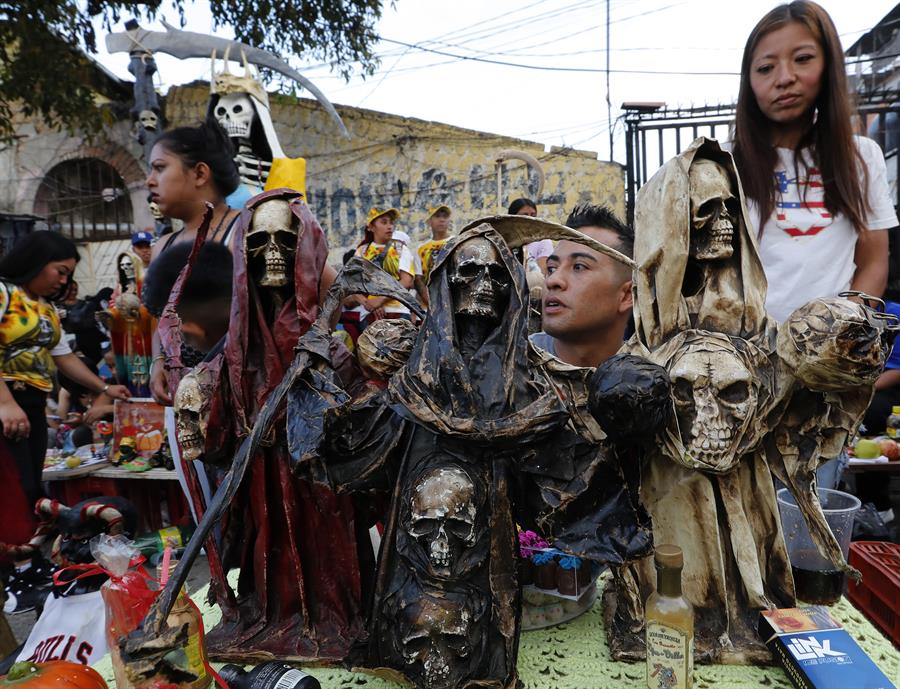 Seguidores devotos de la Santa Muerte se congregan hoy para celebrar el XXII aniversario de su altar (2)