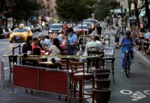 Nueva York le pone mil pegas a las terrazas de los restaurantes La falta de regulaciones llevó a muchos locales a instalar espacios poco ventilados, donde se acumulaba la basura, y ocupando a veces una gran parte de la acera, afectando al tráfico de personas.