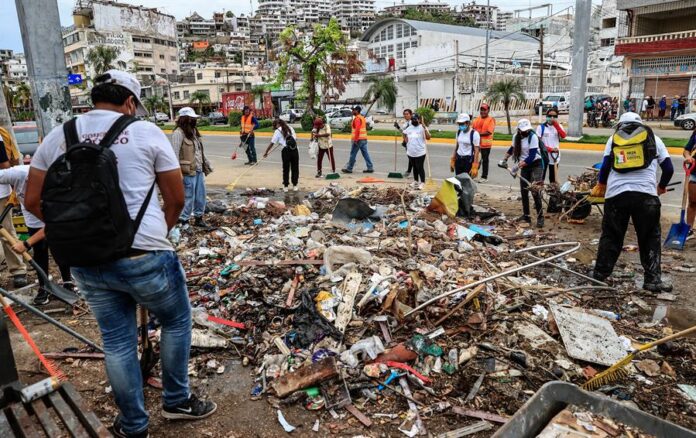 Trabajadores limpian los restos provocados por el paso del huracán Otis