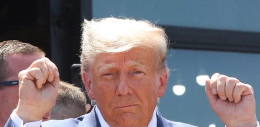 A Trump se le había impuesto en octubre la mordaza luego de que acudiera a las redes sociales para arremeter contra el asistente del juez que preside el juicio.