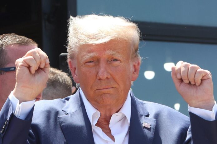 A Trump se le había impuesto en octubre la mordaza luego de que acudiera a las redes sociales para arremeter contra el asistente del juez que preside el juicio.