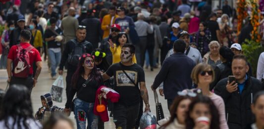Turistas maquillados como catrina pasean por las calles, como parte de las festividades por el Día de Muertos
