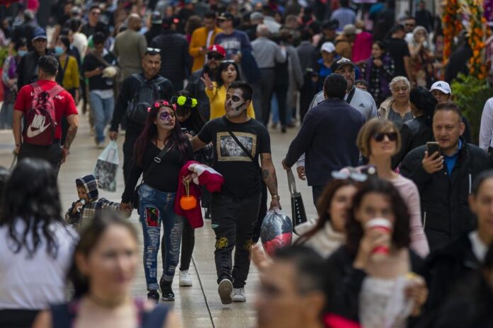 Turistas maquillados como catrina pasean por las calles, como parte de las festividades por el Día de Muertos