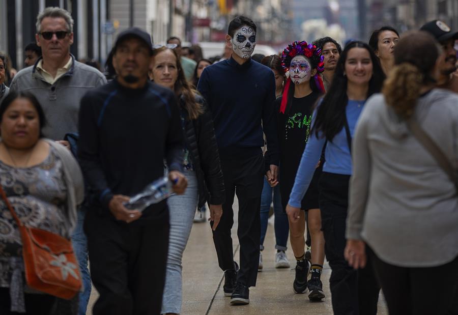 Turistas maquillados como catrina pasean por las calles,