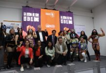 Un mural destaca la lucha "dentro y fuera del ring" para combatir la violencia de género Un grupo de luchadoras y directivos de ONU Mujeres México posa durante la inauguración del mural La lucha no solo es en el ring