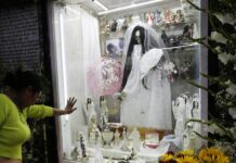 Tepito, el barrio mexicano que venera a la Santa Muerte: “No le hace el mal a nadie” Una mujer reza hoy ante la Santa Muerte durante la conmemoración del XXII aniversario de su altar en el popular barrio de Tepito
