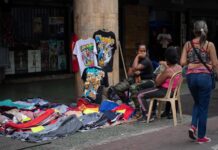 Venezuela, con restricciones para expandir su economía aun sin sanciones Vendedores informales esperan clientes (3)