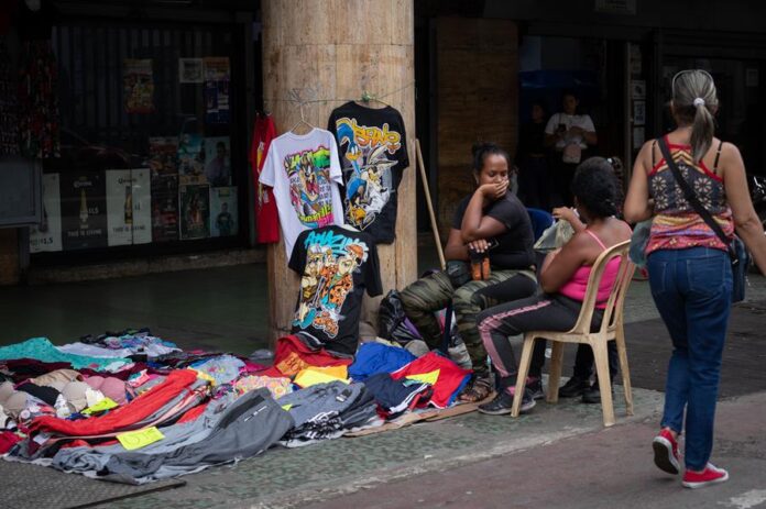 Vendedores informales esperan clientes (3)