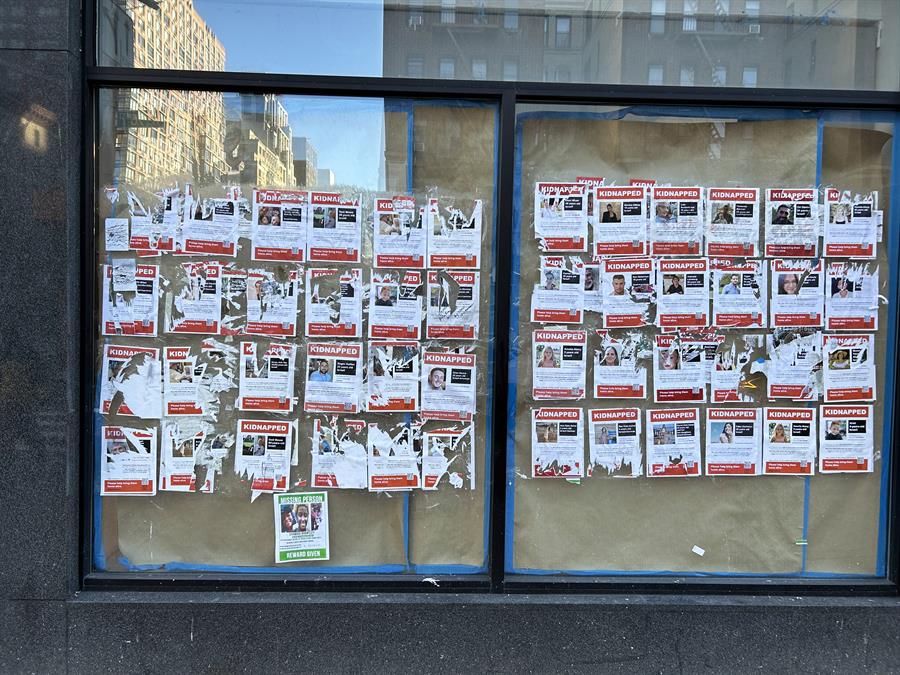 Vista de varios carteles destrozados con imágenes de personas secuestradas por Hamás (3)