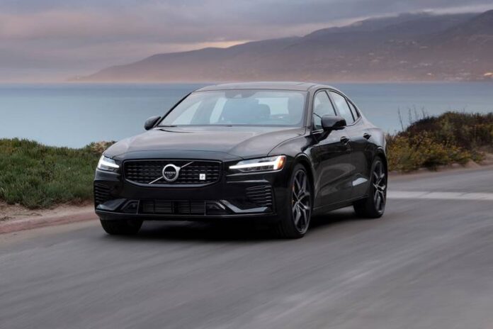 El Volvo S60 Recharge, consume poco combustible y se puede recargar las baterías en casa, para aprovechar las casi 40 millas o 64 kilómetros de autonomía eléctrica.