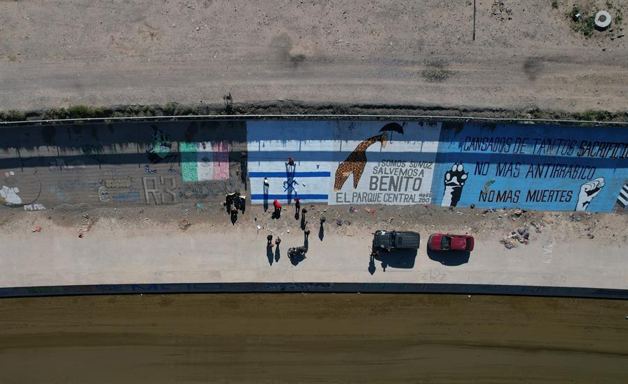 activistas que pintan un mural para denunciar los ataques de Israel sobre Gaza, junto al r&iacute;o Bravo (1)