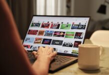 Ventas por internet del Black Friday suben a 9.800 millones de dólares, un récord A las cifras del comercio electrónico habrá que añadir más adelante las ventas en las tiendas físicas, de las que no hay previsiones y que siguen siendo las más importantes.