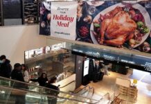 Pavo vegano, amigos y anticolonialismo se cuelan en las mesas de Acción de Gracias cartel de ofertas de pavo por el Día de Acció