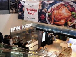 Pavo vegano, amigos y anticolonialismo se cuelan en las mesas de Acción de Gracias cartel de ofertas de pavo por el Día de Acció