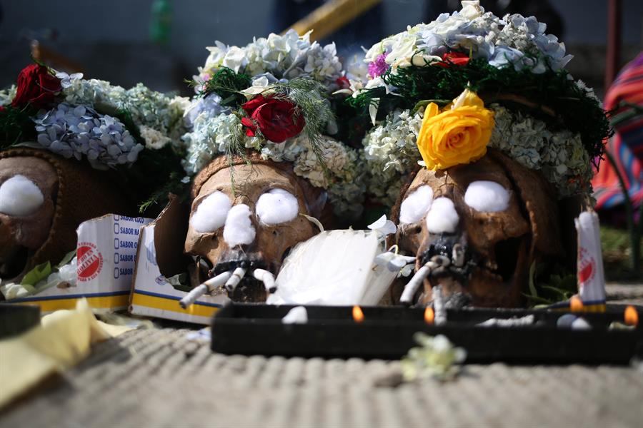 cr&aacute;neos humanos durante la festividad de las &ntilde;atitas, hoy en La Paz (1)