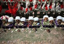 La Santa Muerte mexicana se abre paso en el culto a las "ñatitas" o calaveras en Bolivia cráneos humanos durante la festividad de las ñatitas, hoy en La Paz (3)