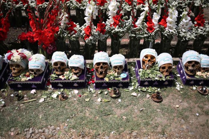 cráneos humanos durante la festividad de las ñatitas, hoy en La Paz (3)