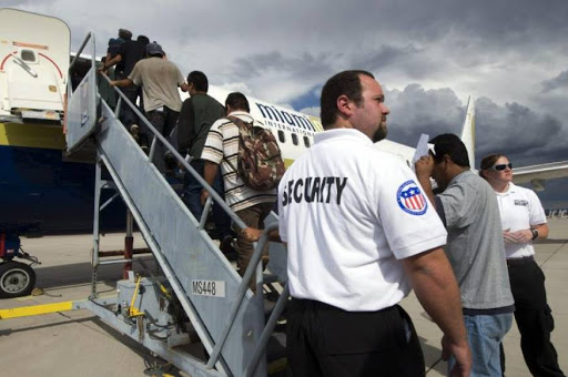 Deportaciones r&aacute;pidas sin audiencias judiciales.