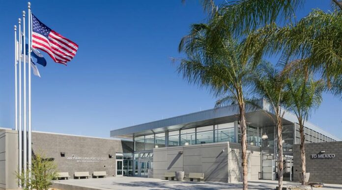 entrada del cruce Peatonal Oeste (PEDWEST) en el puerto de entrada de San Ysidro en San Diego