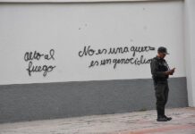 grafiti pintado por mujeres pertenecientes a organizaciones feministas en la fachada de la Embajada de Estados Unidos (2)