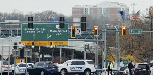 El vehículo explotó al parecer en un intento fallido de entrar en Estados Unidos desde Canadá por el puente Rainbow, que se levanta sobre las famosas cataratas.