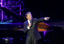 Hace una semana, se reveló que Luis Miguel donará 10 millones de pesos (unos 570.000 dólares) para ayudar en la reconstrucción del puerto de Acapulco.